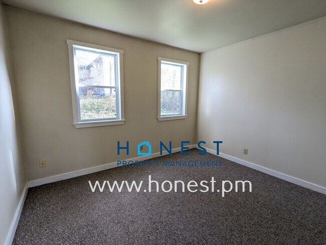 Building Photo - 95 Main St