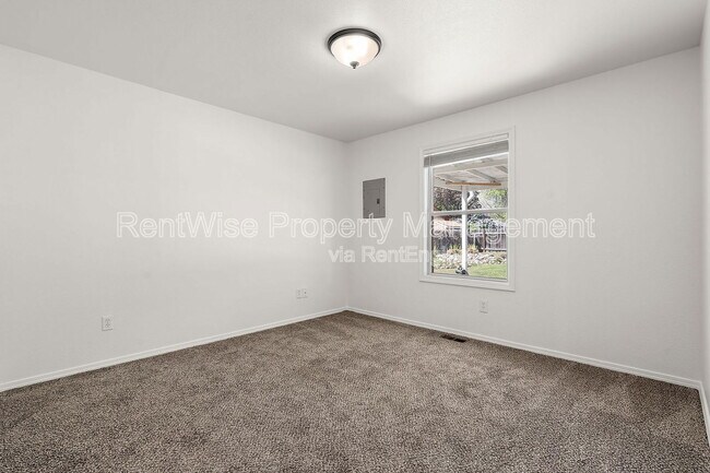 Building Photo - 314 W Linden St