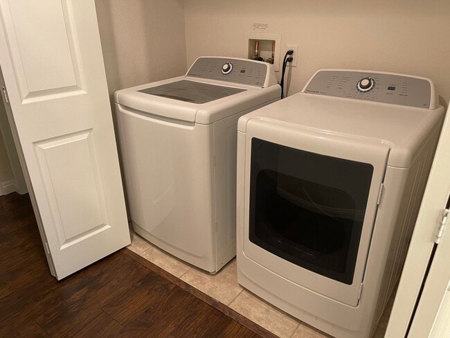 Building Photo - Cozy Town Home For Rent