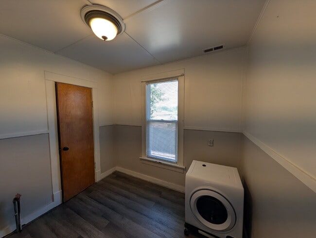 Building Photo - 202 E Barker Ave