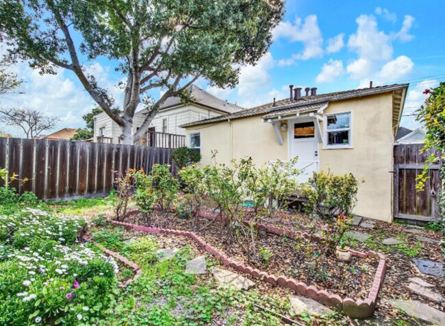 Primary Photo - Spacious & Updated 2 BR / 1 BA Home in North Oakland – Move-In Ready!