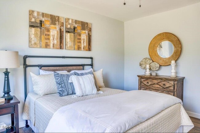 Building Photo - 2204 Emerson Pl