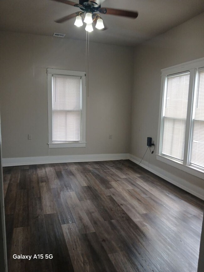 Building Photo - Charming 2-bedroom, 1-bath