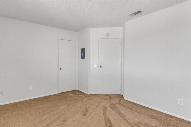 Building Photo - Spacious 2-Bedroom Townhome in Hesperia, CA!