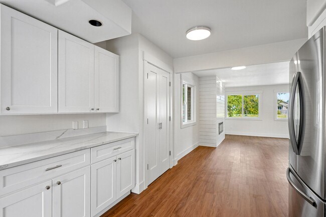 Building Photo - 131 E 70th St