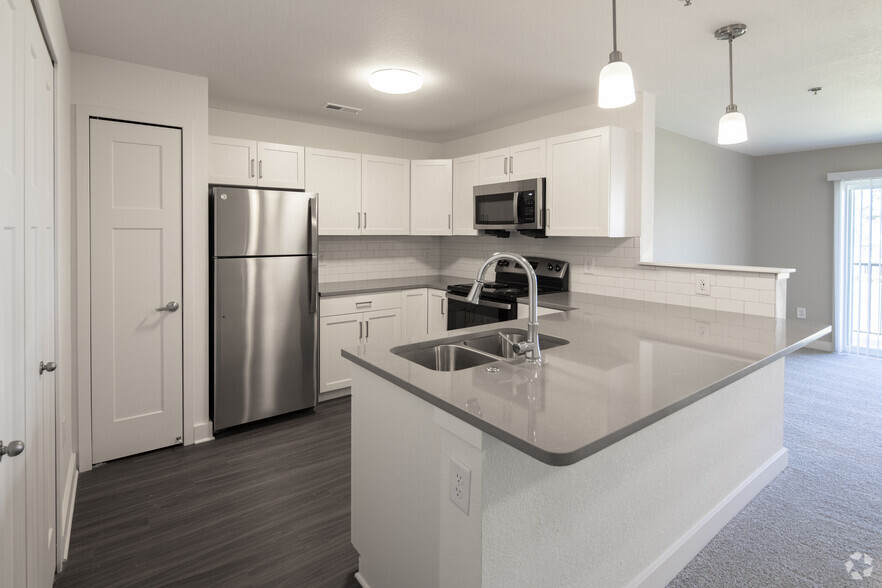 1BR, 1BA - 1,070SF - Kitchen - Signature Pointe Apartment Homes