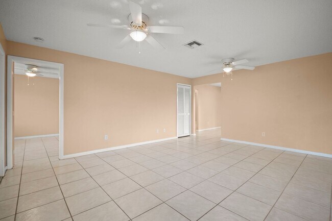 Building Photo - Beautiful 2-bedroom, 2-bathroom apartment, perfectly located in Cape Coral