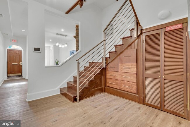 Building Photo - 915 5th St NW
