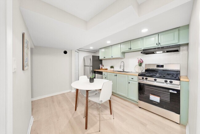 Building Photo - 4735 N Kilbourn Ave