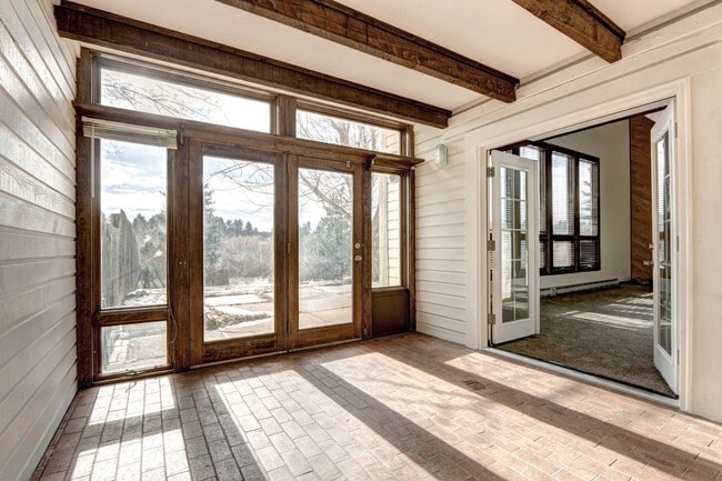 Building Photo - Unique, Rustic, and Spacious Living! Walk ...