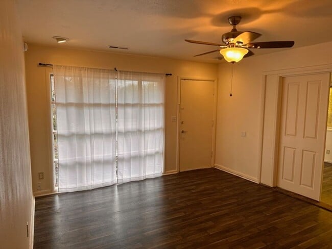 Building Photo - $500 Move-In Special | Kenton 3-Bed, 2-Bath Home with Yard & Washer/Dryer