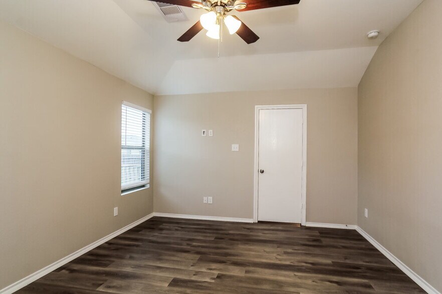 Building Photo - 801 Lovebug Ln