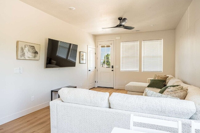 Building Photo - Private Bedroom with Private Bathroom – Fully Furnished & Move In Ready