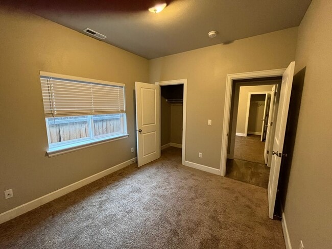 Building Photo - Single Level Home with Nice Layout
