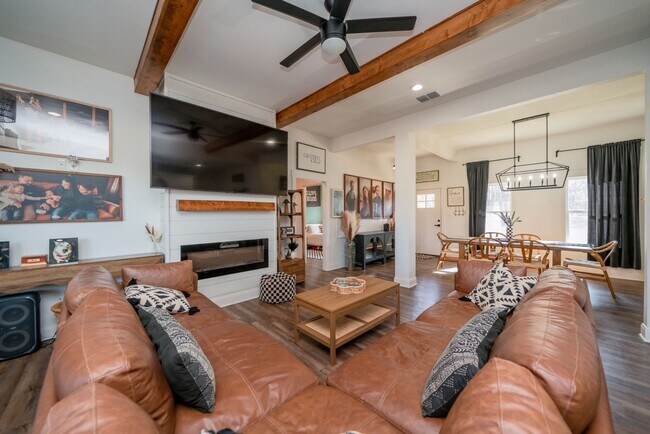 Building Photo - STUNNING modern farmhouse built in 2022 on 1 acre just outside the city limits of Tyler!