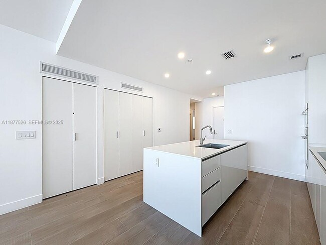 Building Photo - 700 NE 24th St