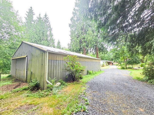 Building Photo - Tranquil Country Living Meets Modern Comfort