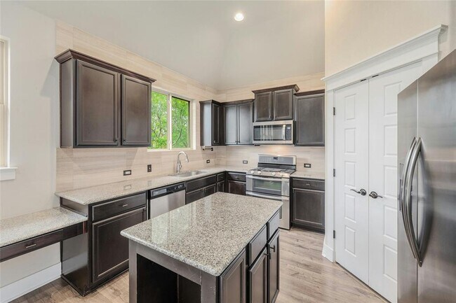 Building Photo - 11108 Railway Ln