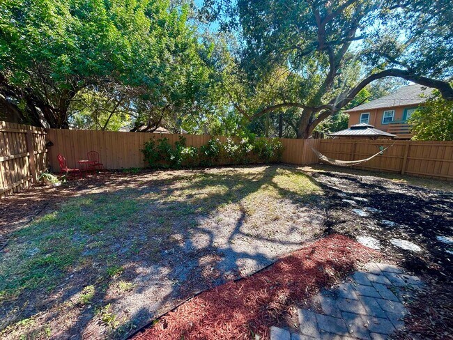 Building Photo - Beautifully Updated Furnished 2 Bed 1 Bath with Fenced Yard!