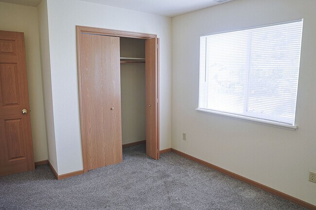 Building Photo - 3-Bedroom With Garage
