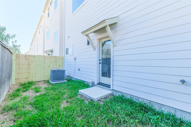 Building Photo - 8323 Brecha Ln