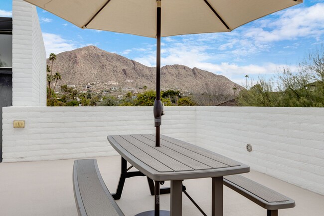 Building Photo - Mid-century modern home in Arcadia with pr...