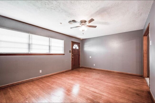 Building Photo - 1908 Peachwood Dr