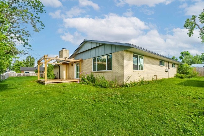 Building Photo - Charming 4-Bedroom Home with Spacious Yard in Rogers