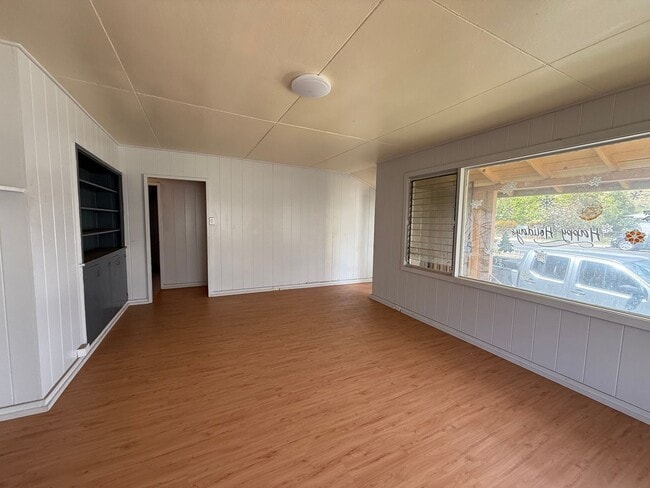Building Photo - Single level 3 bedroom/1.5 Bath