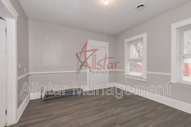 Building Photo - 3235 Erin Ave