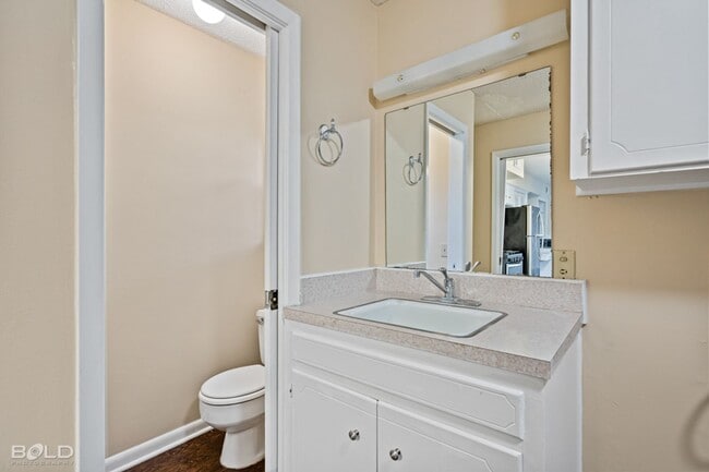 Building Photo - 1502 Suburbia Dr