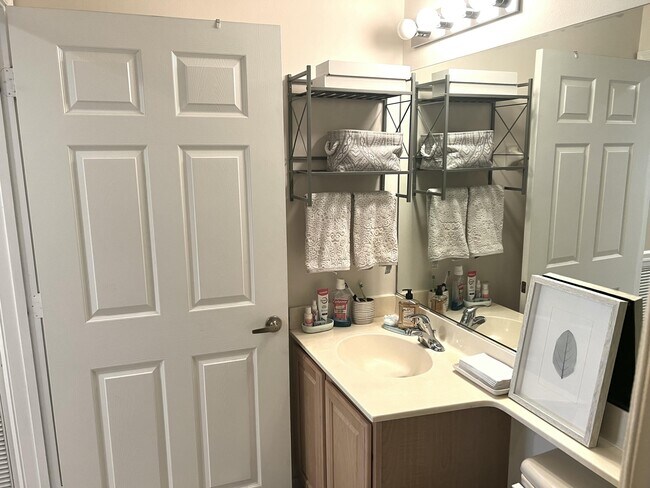 Building Photo - 10614 Lake Shore Dr