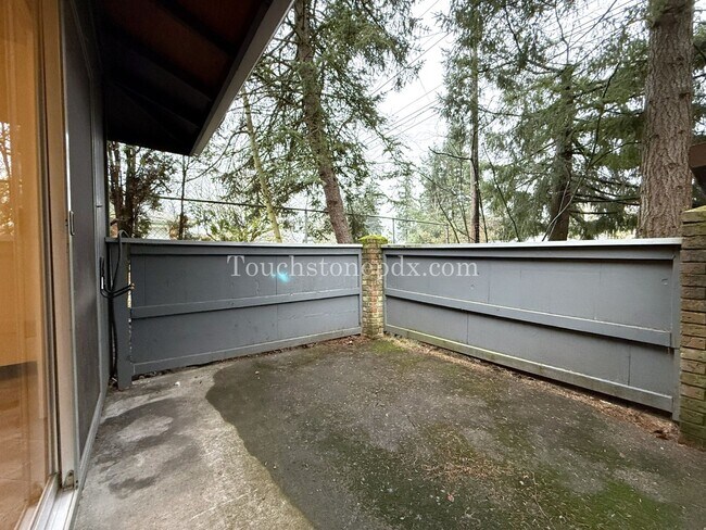 Building Photo - Cozy 2BD Apartment with Patio, East Portland