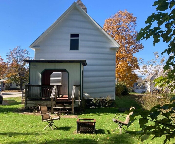 Building Photo - 64 Valley St