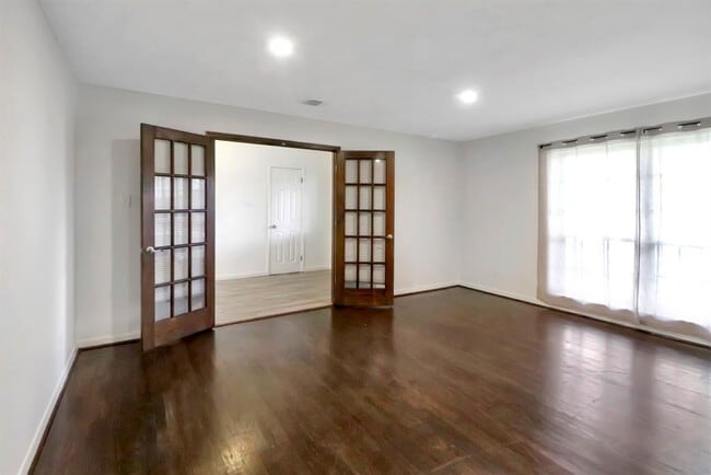 Building Photo - 5602 Sylmar Rd
