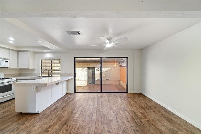 Building Photo - Canyon Crest Beauty***MOVE IN READY***