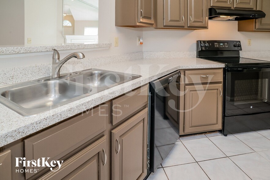 Building Photo - 1915 Ashmore Green Dr