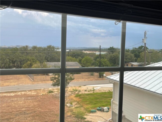 Building Photo - 542 Lonesome-