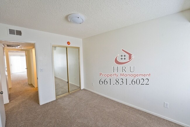 Building Photo - SW-3 bedrooms 2.5 baths condo