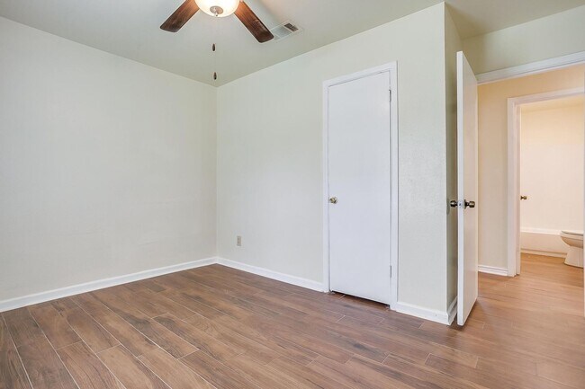 Building Photo - 3537 Half Moon Dr
