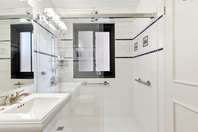 Building Photo - 180 Beacon St