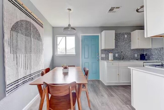 Building Photo - 2005 Cheshire Dr