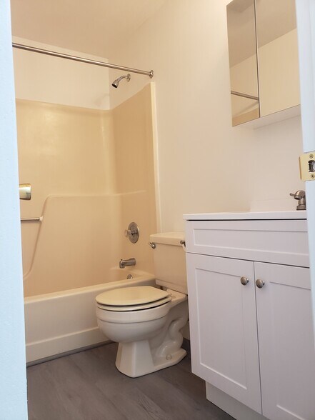 full bath 2nd floor - 47 4th Ave