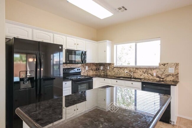 Building Photo - 2322 E Spruce Dr