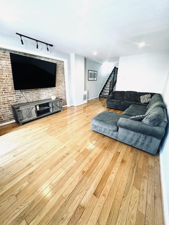 Building Photo - 2517 Foster Ave