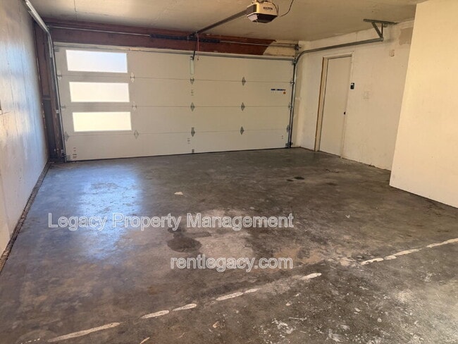 Building Photo - 1249 Davis Ave