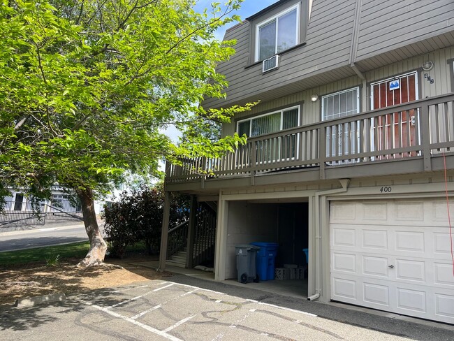 Building Photo - Vallejo 2-Bedroom Townhouse with 1-Car Gar...