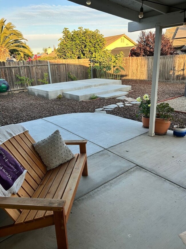 Building Photo - Charming 3 bedroom 2 bathroom home located...