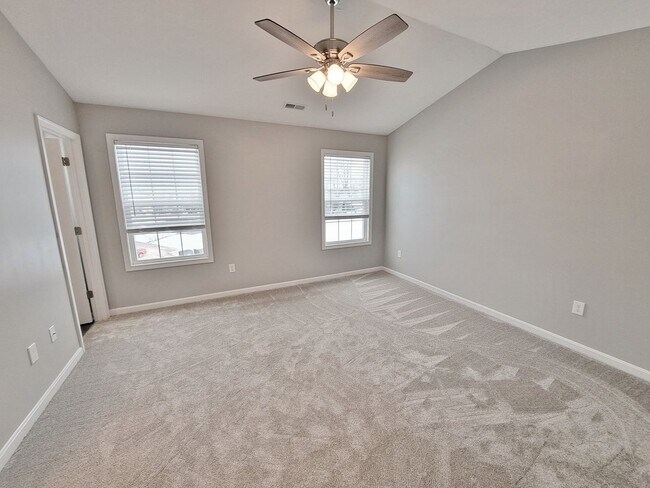 Building Photo - 3 Bed / 2-1/2 Bath  Single Family Town Home w/Attached1 Car Garage
