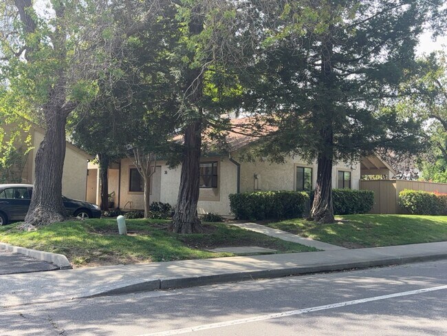 Building Photo - 3 bedroom North Davis townhome available f...